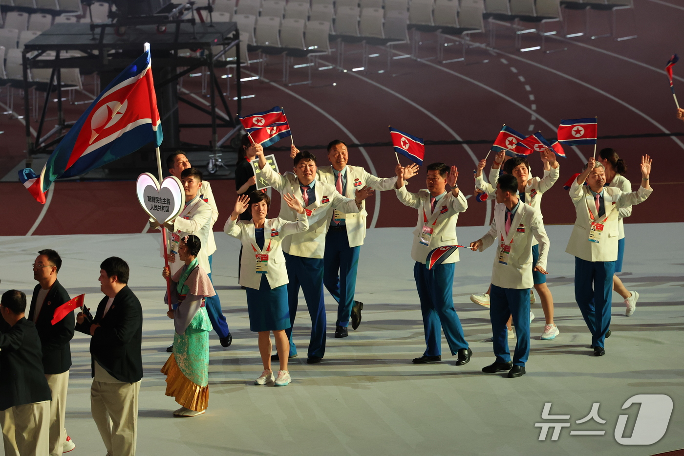 (나고야=뉴스1) 안은나 기자 = 우태룡, 황효순을 필두로 한 북한 선수단이 19일 오후 일본 나고야 팔로마 미즈호 스타디움에서 열린 2026 아이치·나고야 아시안게임 개회식에 입 …