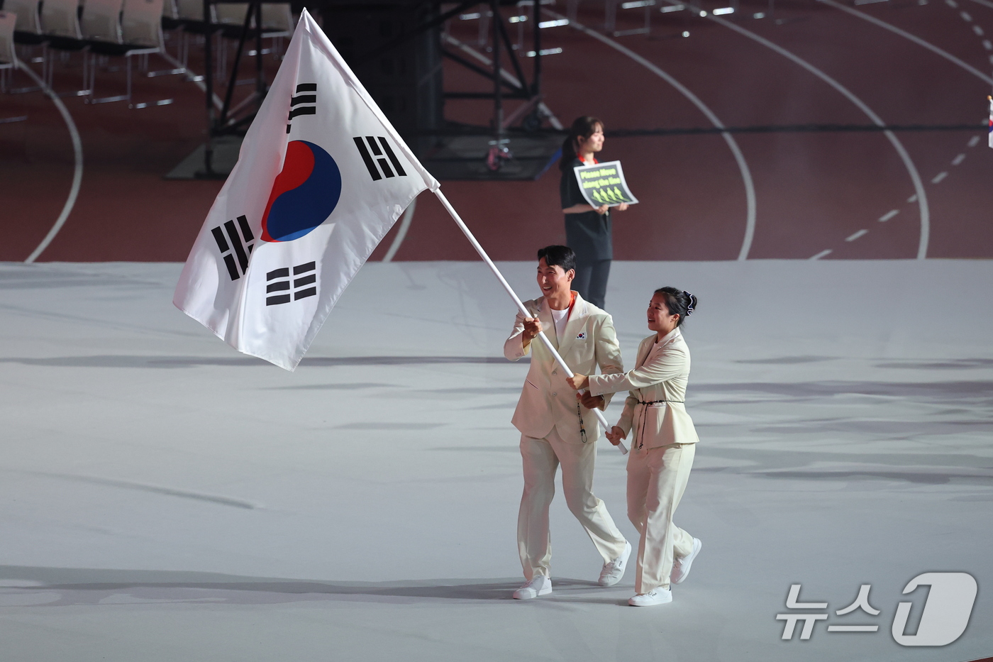 (나고야=뉴스1) 안은나 기자 = 김동용, 신유빈을 필두로 한 대한민국 선수단이 19일 오후 일본 나고야 팔로마 미즈호 스타디움에서 열린 2026 아이치·나고야 아시안게임 개회식에 …