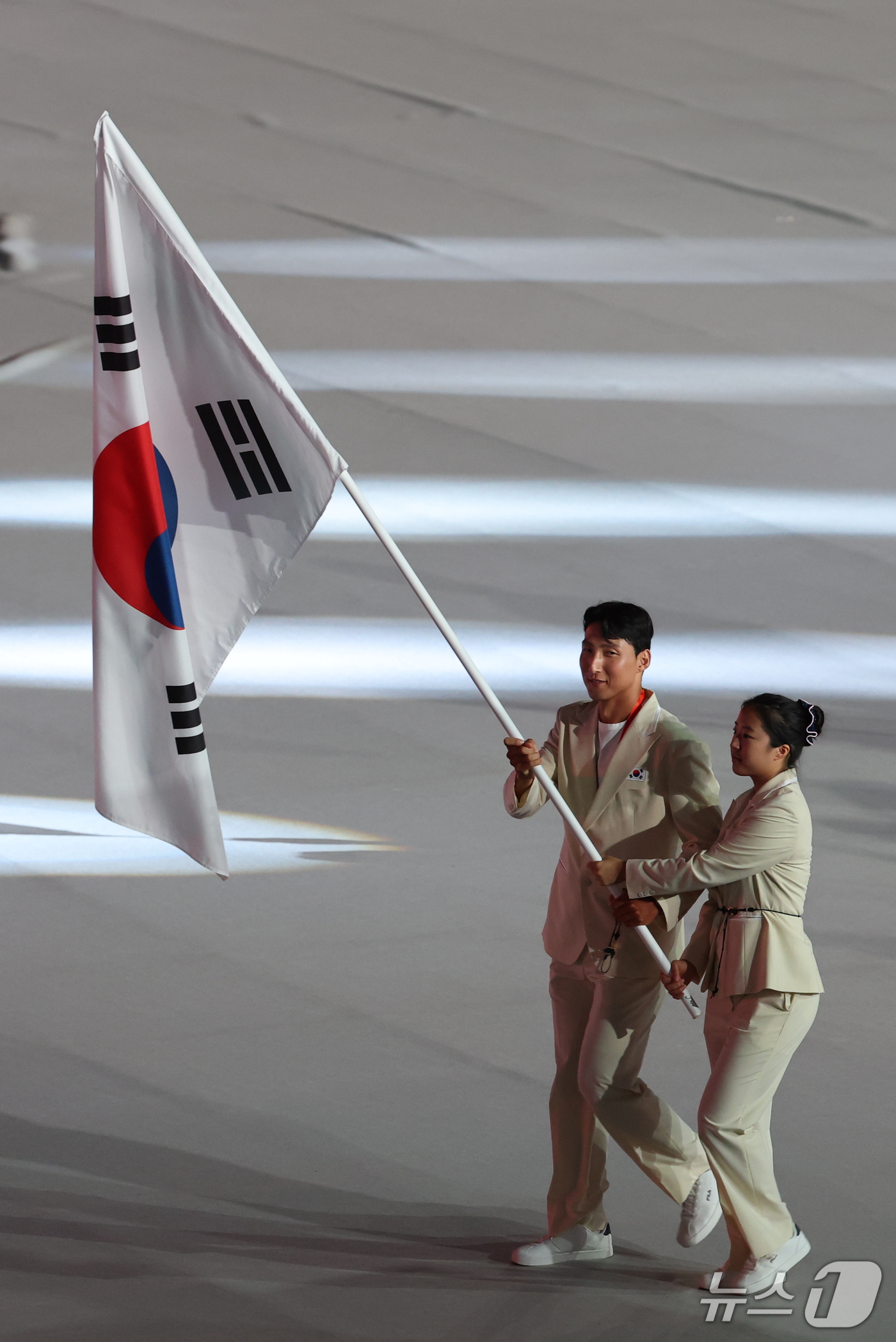 (나고야=뉴스1) 안은나 기자 = 김동용, 신유빈을 필두로 한 대한민국 선수단이 19일 오후 일본 나고야 팔로마 미즈호 스타디움에서 열린 2026 아이치·나고야 아시안게임 개회식에 …