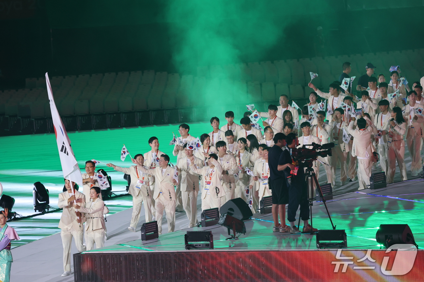 (나고야=뉴스1) 김도우 기자 = 김동용, 신유빈을 필두로 한 대한민국 선수단이 19일 오후 일본 나고야 팔로마 미즈호 스타디움에서 열린 2026 아이치·나고야 아시안게임 개회식에 …