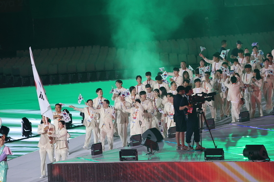김동용·신유빈 앞세운 한국, 밝은 미소로 개회식 16번째 입장 [AG]