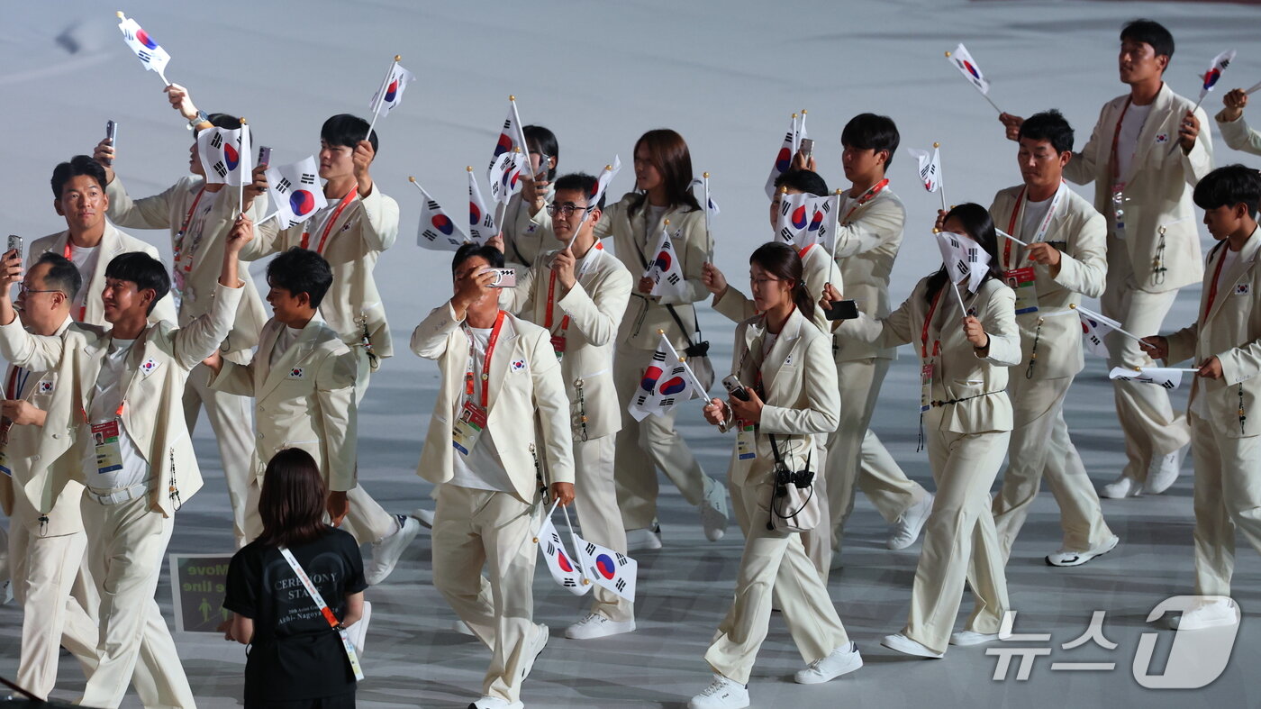 본문 이미지 - 김동용, 신유빈을 필두로 한 대한민국 선수단이 19일 오후 일본 나고야 팔로마 미즈호 스타디움에서 열린 2026 아이치·나고야 아시안게임 개회식에 입장하고 있다. 2026.9.19 ⓒ 뉴스1 안은나 기자