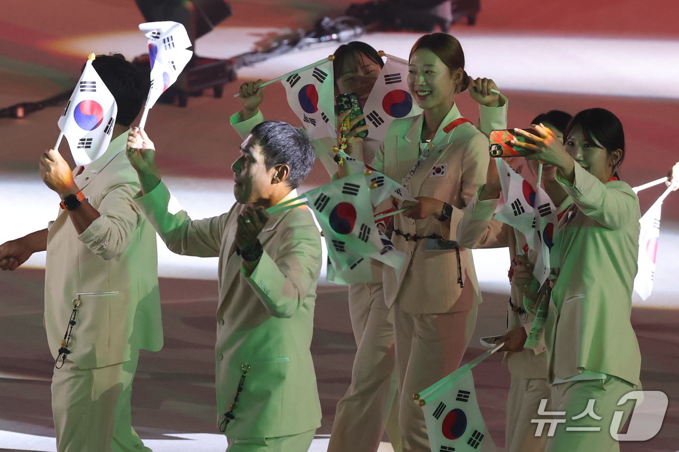 (나고야=뉴스1) 안은나 기자 = 김동용, 신유빈을 필두로 한 대한민국 선수단이 19일 오후 일본 나고야 팔로마 미즈호 스타디움에서 열린 2026 아이치·나고야 아시안게임 개회식에 …
