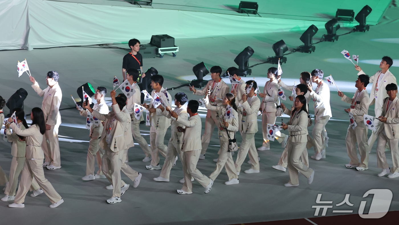 (나고야=뉴스1) 안은나 기자 = 김동용, 신유빈을 필두로 한 대한민국 선수단이 19일 오후 일본 나고야 팔로마 미즈호 스타디움에서 열린 2026 아이치·나고야 아시안게임 개회식에 …