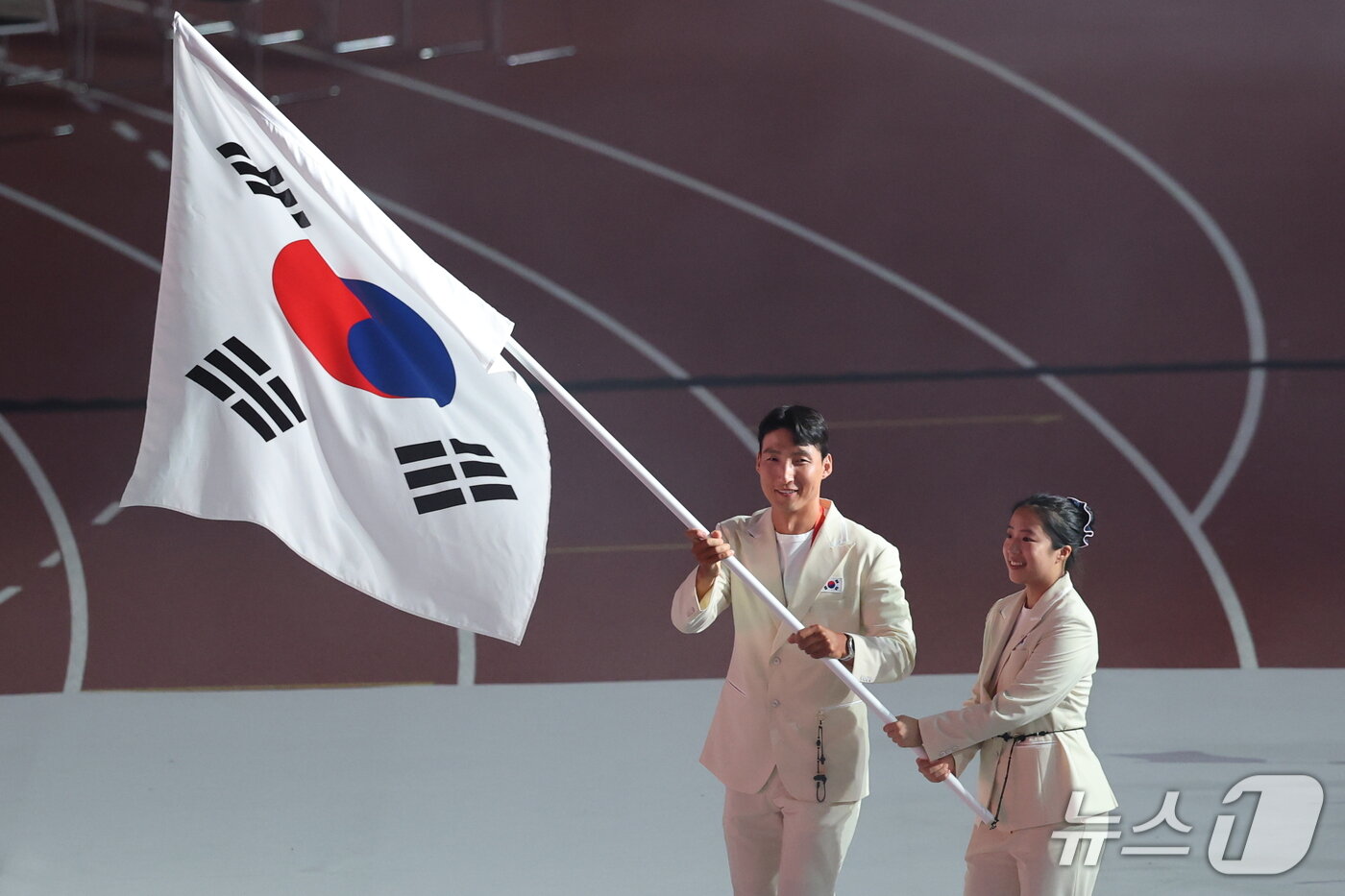 본문 이미지 - 김동용, 신유빈을 필두로 한 대한민국 선수단이 19일 오후 일본 나고야 팔로마 미즈호 스타디움에서 열린 2026 아이치·나고야 아시안게임 개회식에 입장하고 있다. 2026.9.19 ⓒ 뉴스1 안은나 기자