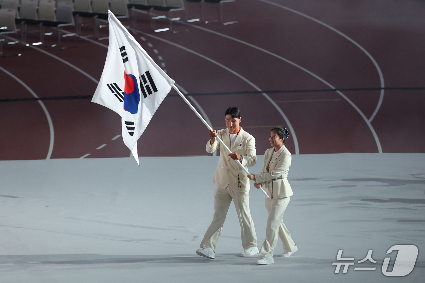 (나고야=뉴스1) 안은나 기자 = 김동용, 신유빈을 필두로 한 대한민국 선수단이 19일 오후 일본 나고야 팔로마 미즈호 스타디움에서 열린 2026 아이치·나고야 아시안게임 개회식에 …