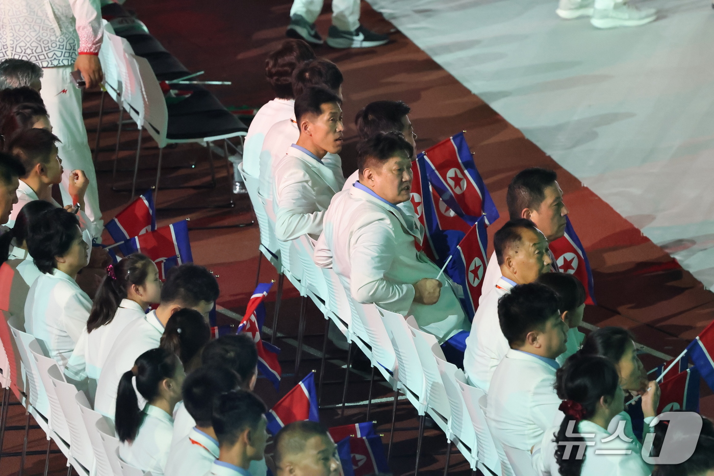 (나고야=뉴스1) 김도우 기자 = 박천종 북한 선수단장을 비롯한 선수들이 19일 오후 일본 나고야 팔로마 미즈호 스타디움에서 열린 2026 아이치·나고야 아시안게임 개회식에 자리하 …