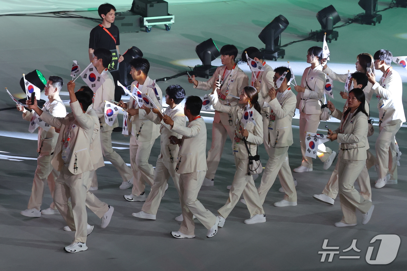 (나고야=뉴스1) 안은나 기자 = 김동용, 신유빈을 필두로 한 대한민국 선수단이 19일 오후 일본 나고야 팔로마 미즈호 스타디움에서 열린 2026 아이치·나고야 아시안게임 개회식에 …