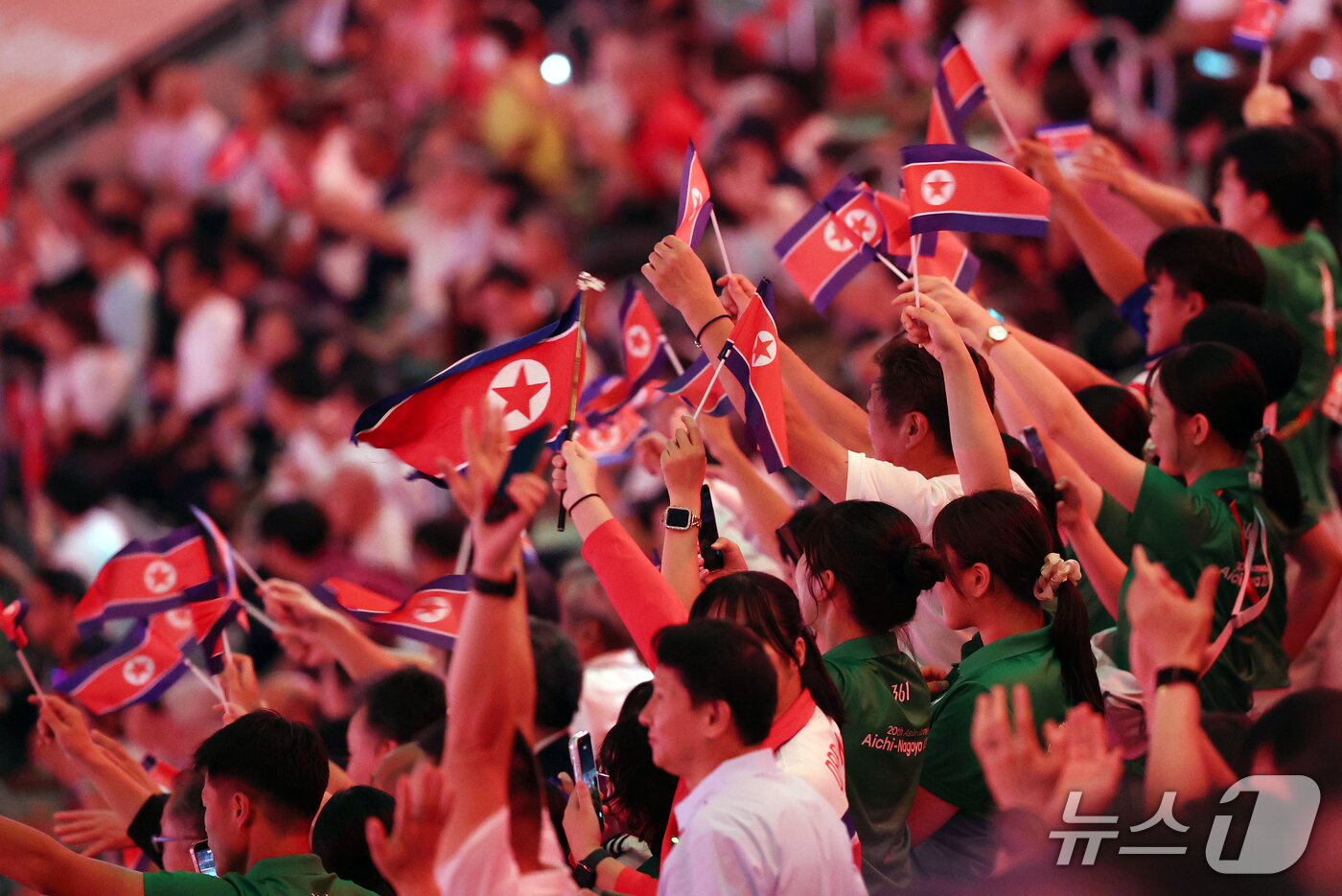 본문 이미지 - 19일 오후 일본 나고야 팔로마 미즈호 스타디움에서 열린 2026 아이치·나고야 아시안게임 개회식에서 북한 응원단이 인공기를 흔들며 북한 선수단을 응원하고 있다. 2026.9.19 ⓒ 뉴스1 안은나 기자