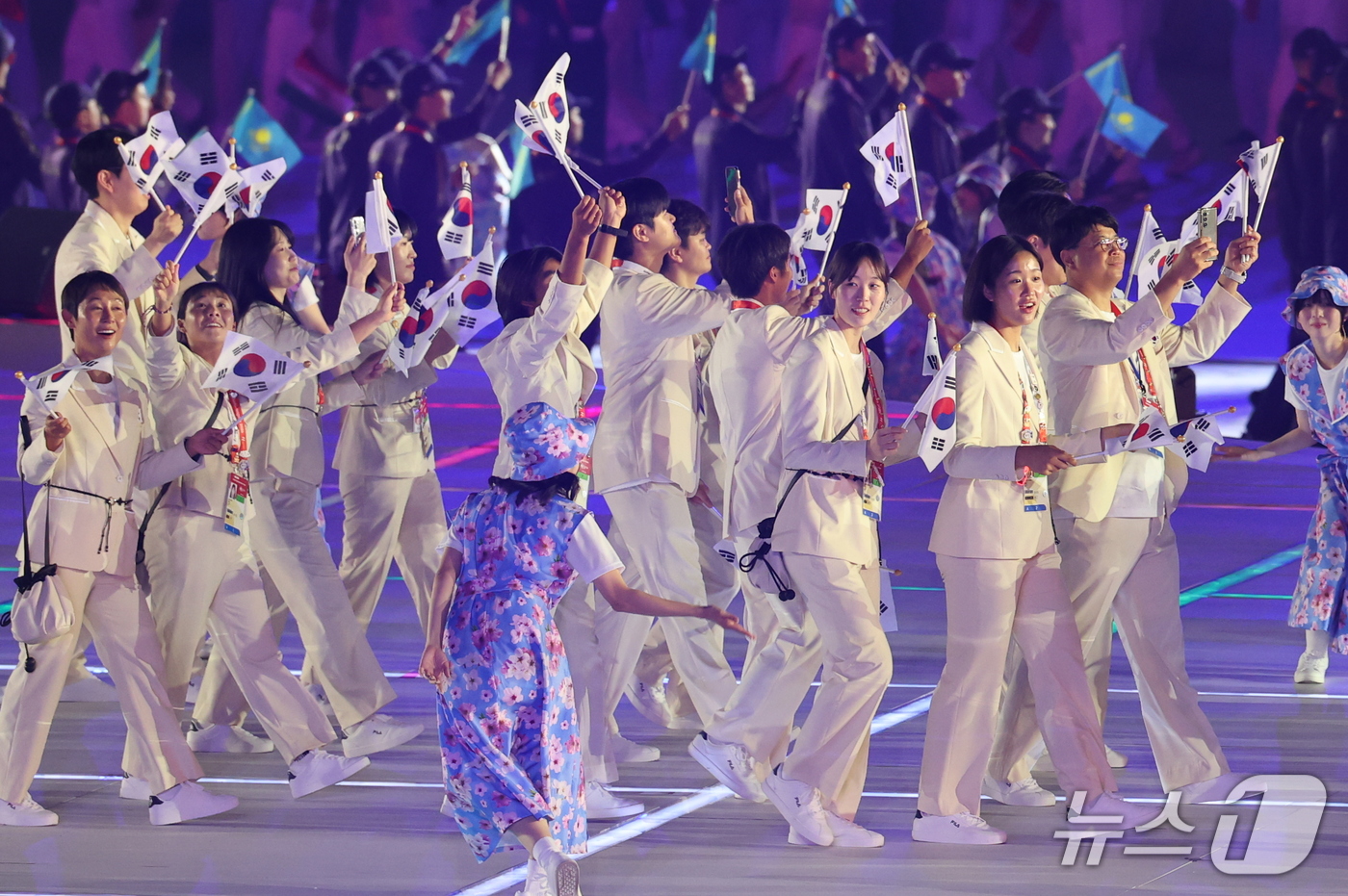 (나고야=뉴스1) 안은나 기자 = 대한민국 선수단이 19일 오후 일본 나고야 팔로마 미즈호 스타디움에서 열린 2026 아이치·나고야 아시안게임 개회식에 입장하고 있다. 2026.9 …