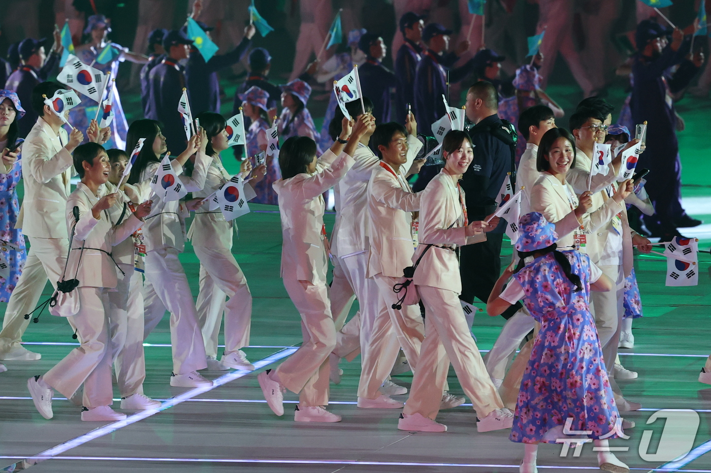 (나고야=뉴스1) 안은나 기자 = 대한민국 선수단이 19일 오후 일본 나고야 팔로마 미즈호 스타디움에서 열린 2026 아이치·나고야 아시안게임 개회식에 입장하고 있다. 2026.9 …