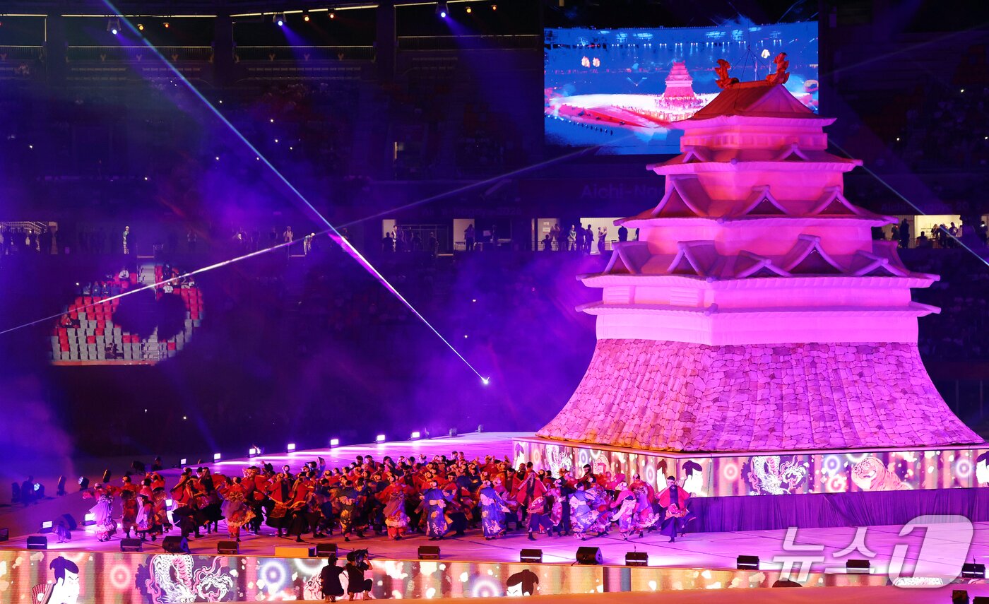 본문 이미지 - 19일 오후 일본 나고야 팔로마 미즈호 스타디움에서 열린 2026 아이치·나고야 아시안게임 개회식에서 '전통의 심장 박동'이라는 주제로 공연이 펼쳐지고 있다. 2026.9.19 ⓒ 뉴스1 김도우 기자