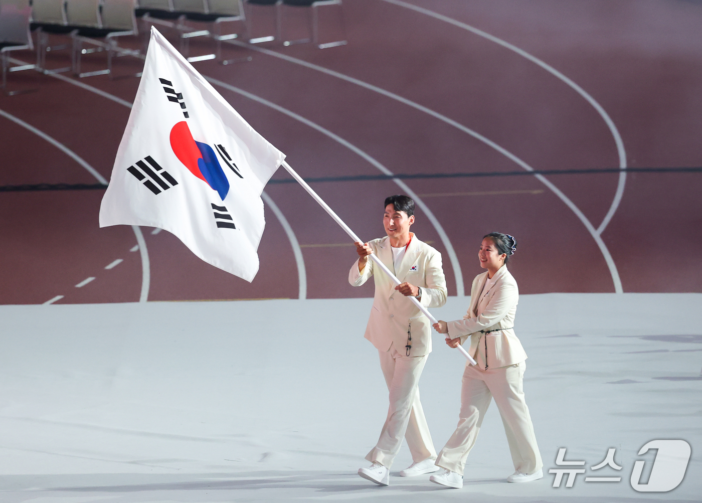 (나고야=뉴스1) 안은나 기자 = 김동용, 신유빈을 필두로 한 대한민국 선수단이 19일 오후 일본 나고야 팔로마 미즈호 스타디움에서 열린 2026 아이치·나고야 아시안게임 개회식에 …