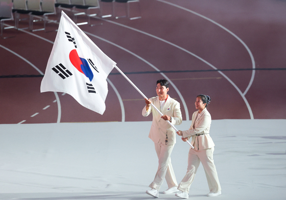 태극기 든 김동용·신유빈