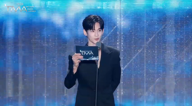 김수현, '2026 TMA' 시상자로 국내 공식 석상 올랐다…밝은 미소