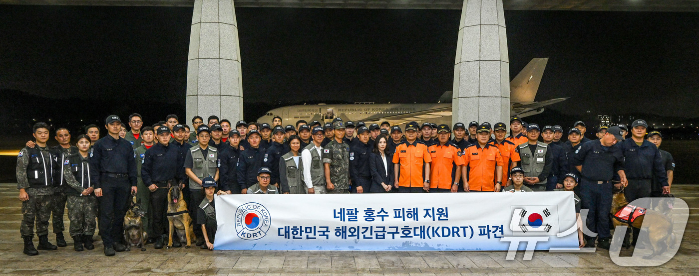 (서울=뉴스1) = 대한민국 해외긴급구호대(KDRT)가 2일 새벽 경기 성남 서울공항에서 네팔 대홍수 피해 현장 수색·구조 활동을 위해 출국하기 앞서 기념촬영을 하고 있다. (국방 …