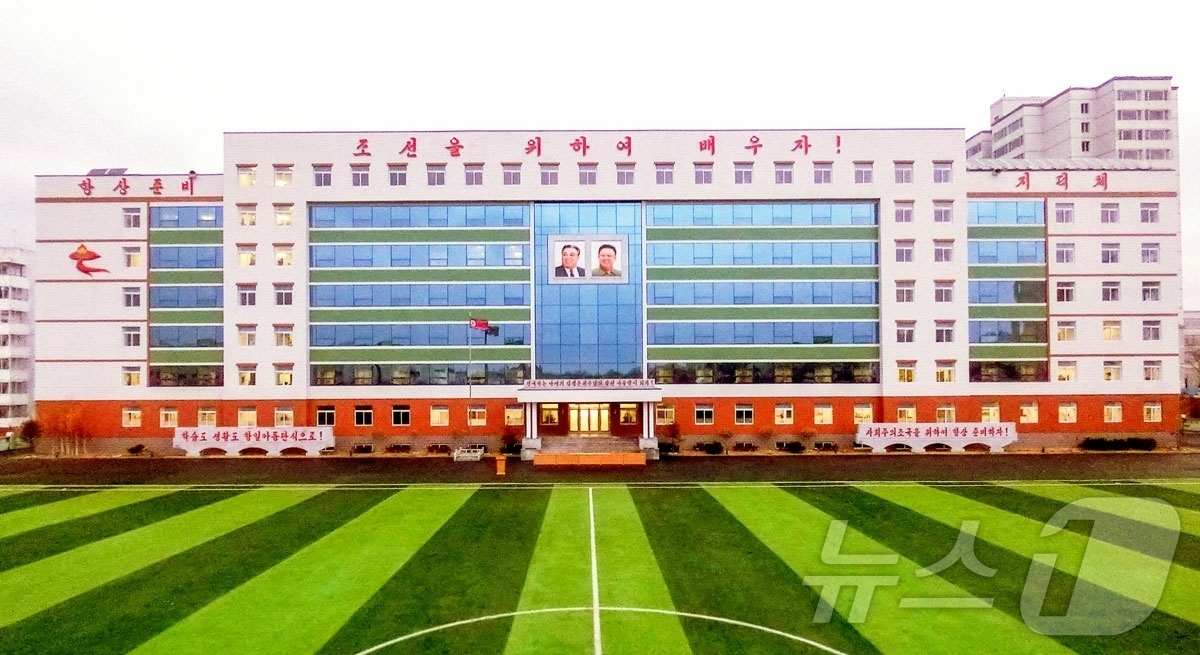 (평양 노동신문=뉴스1) = 북한 노동당 기관지 노동신문은 2일 "교육 혁명의 불길 속에 나라의 전반적 교육 토대가 한층 강화됐다"며 제14차 전국교원대회 이후 수백 개의 병설학교 …