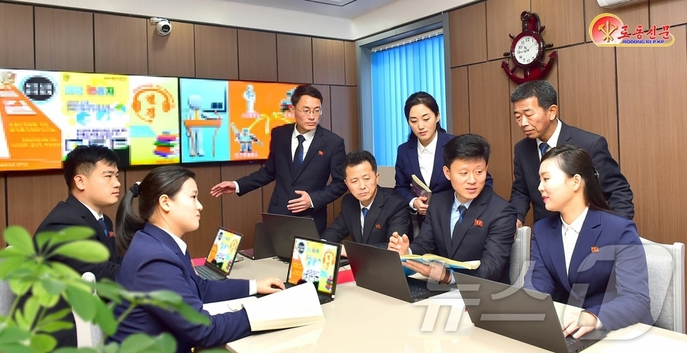 (평양 노동신문=뉴스1) = 북한 노동당 기관지 노동신문은 2일 제2차 전반적 12년제 의무교육강령을 새로 연구·작성해 실행 단계에 들어갔다고 보도했다. 신문은 학교별 특성에 맞춰 …