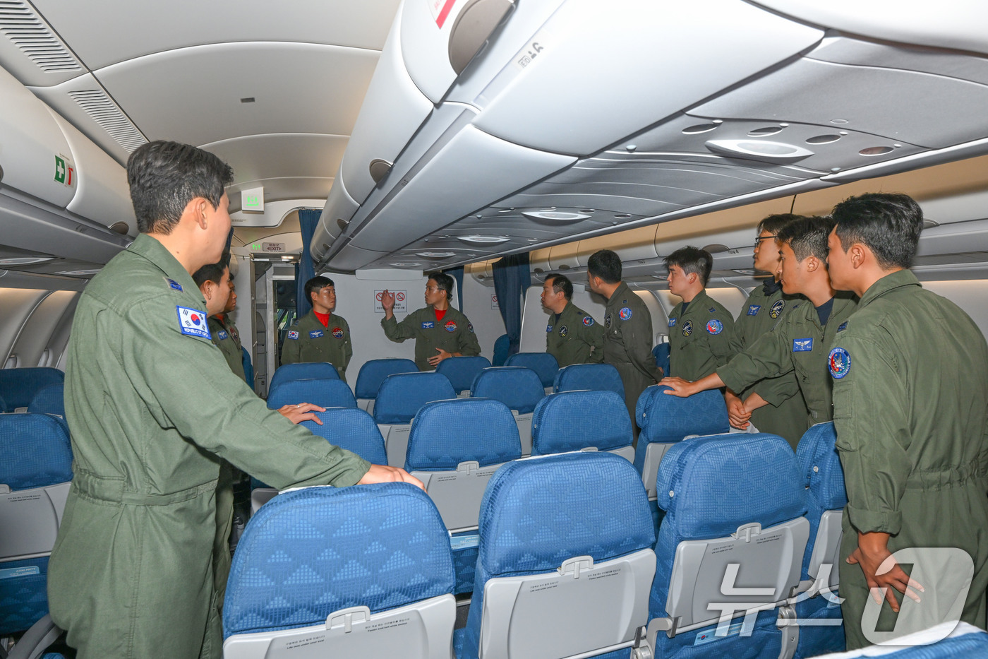 (서울=뉴스1) = 2일 새벽 경기 성남 서울공항에서 네팔 대홍수 피해 현장 수색·구조 활동을 위해 출국하는 대한민국 해외긴급구호대(KDRT)가 탑승할 다목적 공중급유기 '시그너스 …