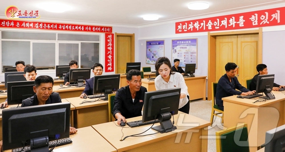 (평양 노동신문=뉴스1) = 북한 노동당 기관지 노동신문은 2일 과학기술을 학습하고 있는 남시축산기계공장 일꾼(간부)와 노동자들의 모습을 보도했다. [국내에서만 사용가능. 재배포 …
