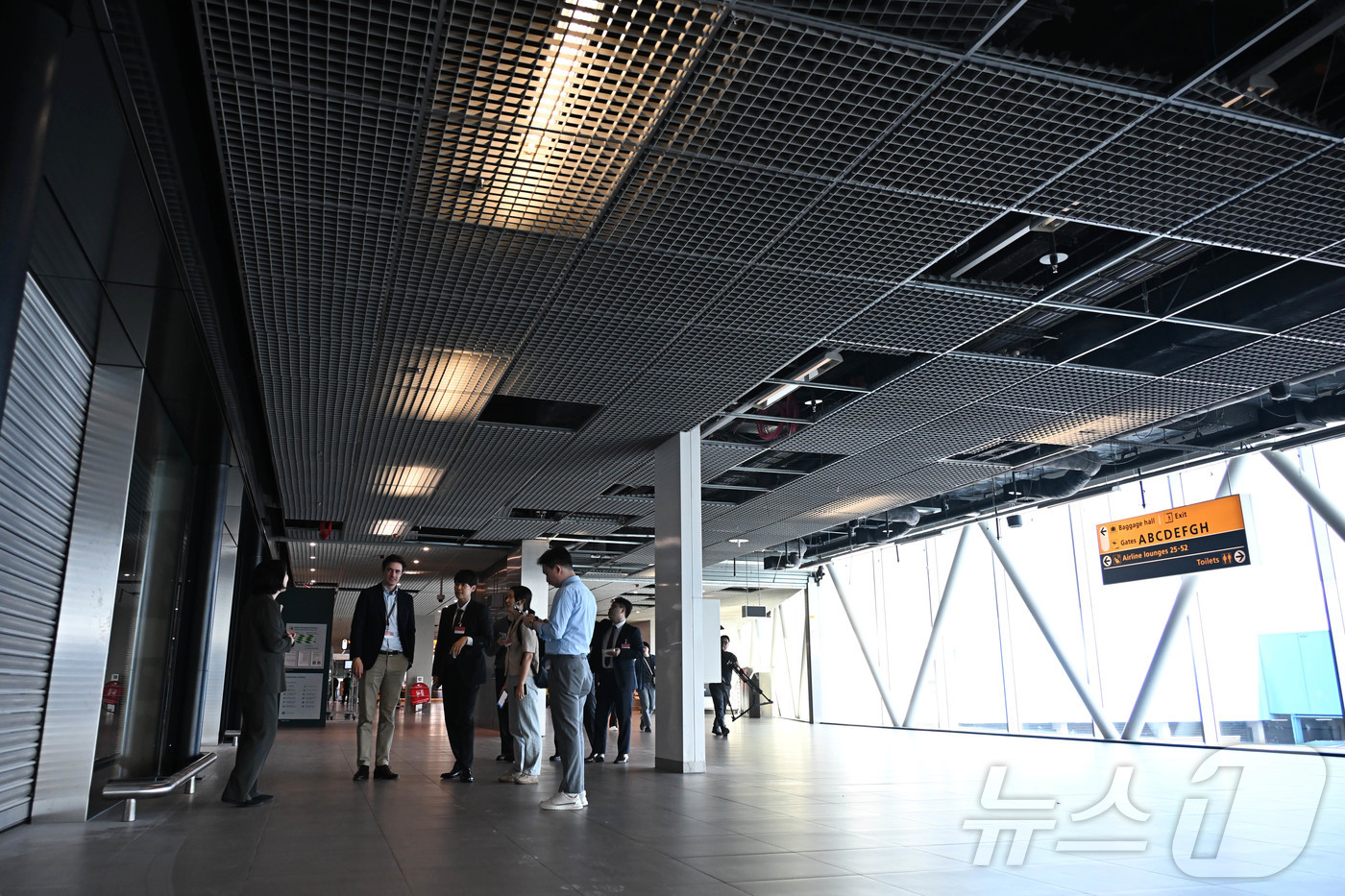 (서울=뉴스1) 공항사진기자단 = 1일(현지시간) 네덜란드 암스테르담 스키폴국제공항에서 열린 미디어 투어 도중 팀 로아스 스키폴국제공항 국제협력부장이 라운지를 소개하고 있다.202 …