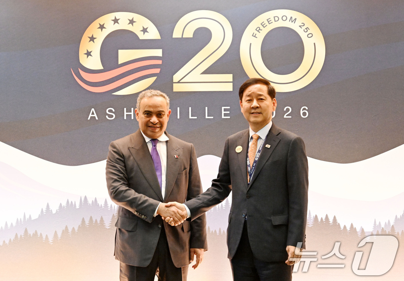 (서울=뉴스1) = 주요 20개국(G20) 재무장관 중앙은행 총재 회의 참석차 미국 노스캐롤라이나주 애슈빌을 방문 중인 구윤철 부총리 겸 재정경제부 장관이 1일(현지시간) 알리 빈 …