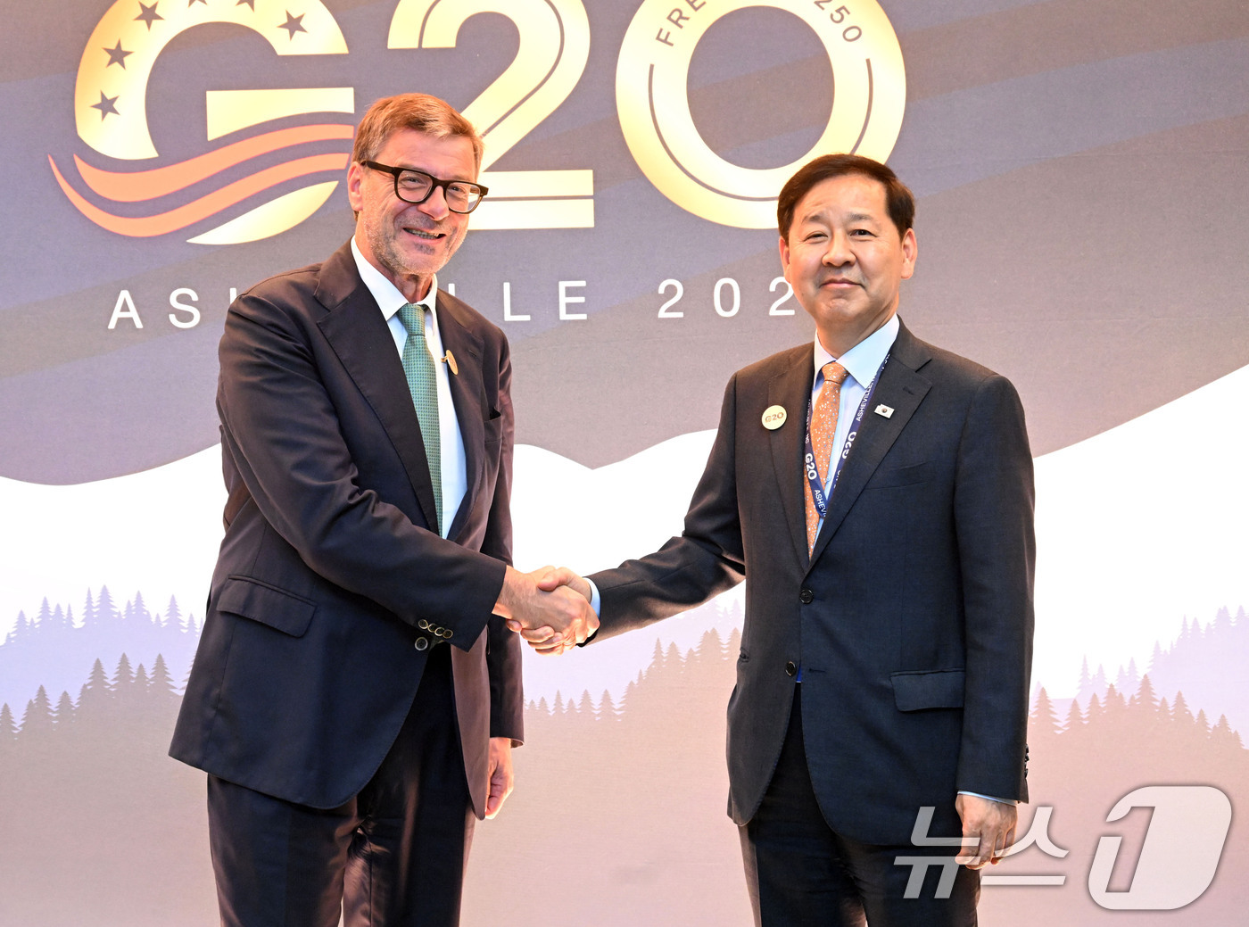 (서울=뉴스1) = 주요 20개국(G20) 재무장관 중앙은행 총재 회의 참석차 미국 노스캐롤라이나주 애슈빌을 방문 중인 구윤철 부총리 겸 재정경제부 장관이 1일(현지시간) 잔카를로 …