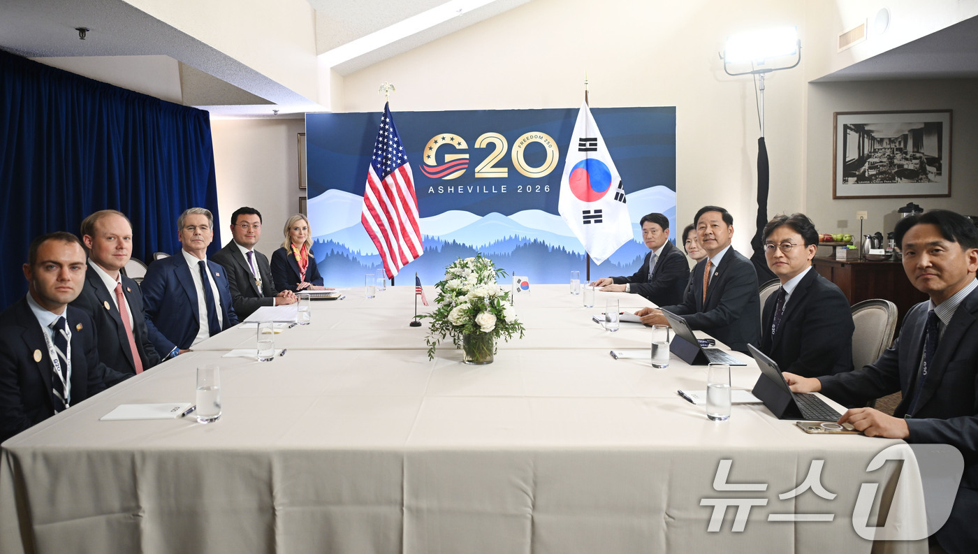 (서울=뉴스1) = 주요 20개국(G20) 재무장관 중앙은행 총재 회의 참석차 미국 노스캐롤라이나주 애슈빌을 방문 중인 구윤철 부총리 겸 재정경제부 장관이 1일(현지시간) 스콧 베 …