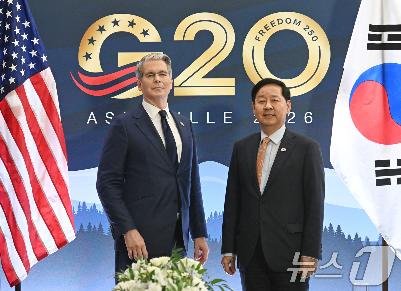 (서울=뉴스1) = 주요 20개국(G20) 재무장관 중앙은행 총재 회의 참석차 미국 노스캐롤라이나주 애슈빌을 방문 중인 구윤철 부총리 겸 재정경제부 장관이 1일(현지시간) 스콧 베 …