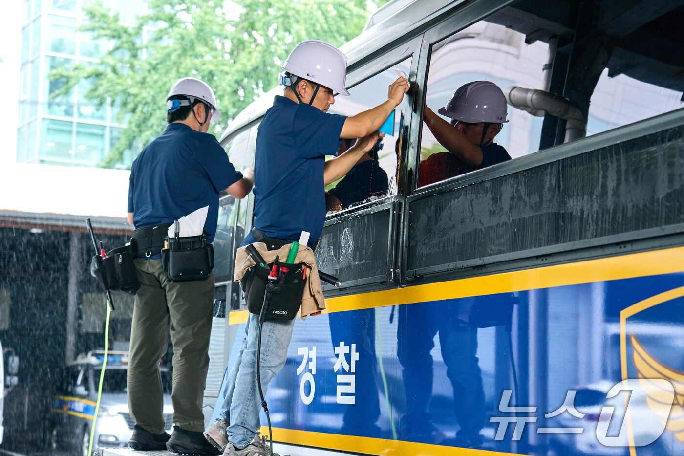 (서울=뉴스1) = 현대자동차그룹은 서울특별시경찰청 기동본부에서 1기동단 소속 경찰버스 두 대에 ‘나노 쿨링 필름(Nano Cooling Film)’을 적용했다고 2일 밝혔다.나 …