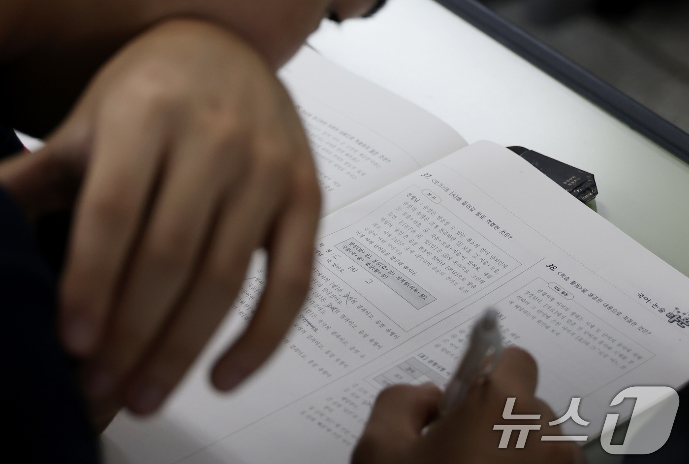 (서울=뉴스1) 사진공동취재단 = 2027학년도 대학수학능력시험 9월 모의평가 시행일인 2일 오전 서울 광진구 광남고등학교에서 수험생들이 시험 준비를 하고 있다. 2026.9.2/ …
