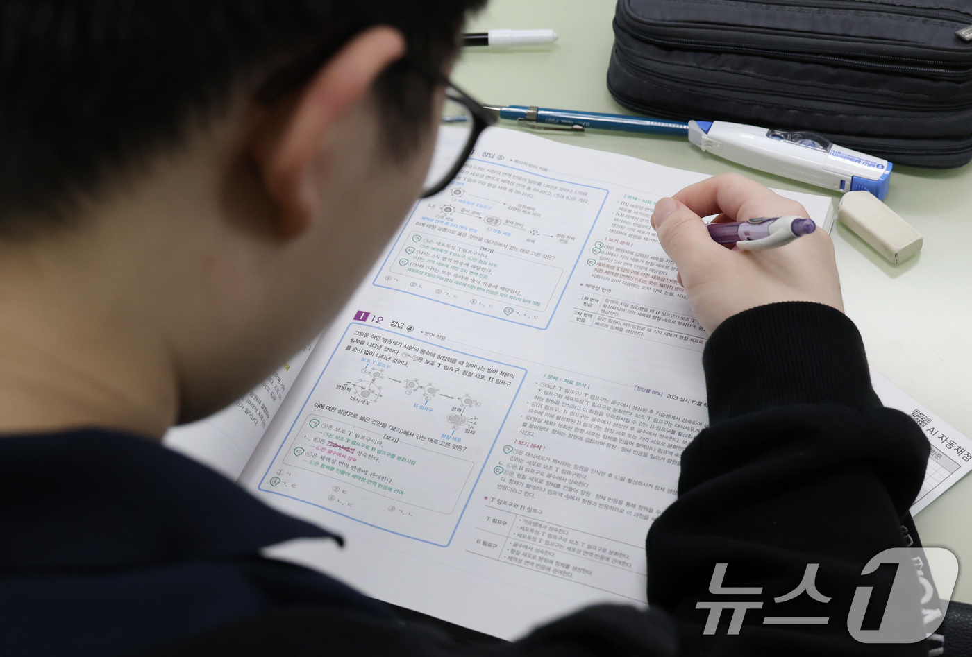 (서울=뉴스1) 사진공동취재단 = 2027학년도 대학수학능력시험 9월 모의평가 시행일인 2일 오전 서울 광진구 광남고등학교에서 수험생들이 시험 준비를 하고 있다. 2026.9.2/ …