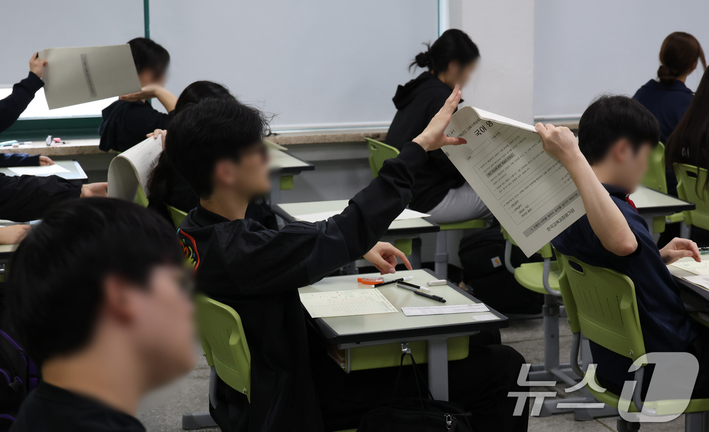 (서울=뉴스1) 사진공동취재단 = 2027학년도 대학수학능력시험 9월 모의평가 시행일인 2일 오전 서울 광진구 광남고등학교에서 수험생들이 시험 준비를 하고 있다. 2026.9.2/ …