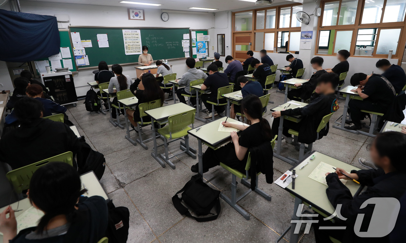 (서울=뉴스1) 사진공동취재단 = 2027학년도 대학수학능력시험 9월 모의평가 시행일인 2일 오전 서울 광진구 광남고등학교에서 수험생들이 시험 준비를 하고 있다. 2026.9.2/ …