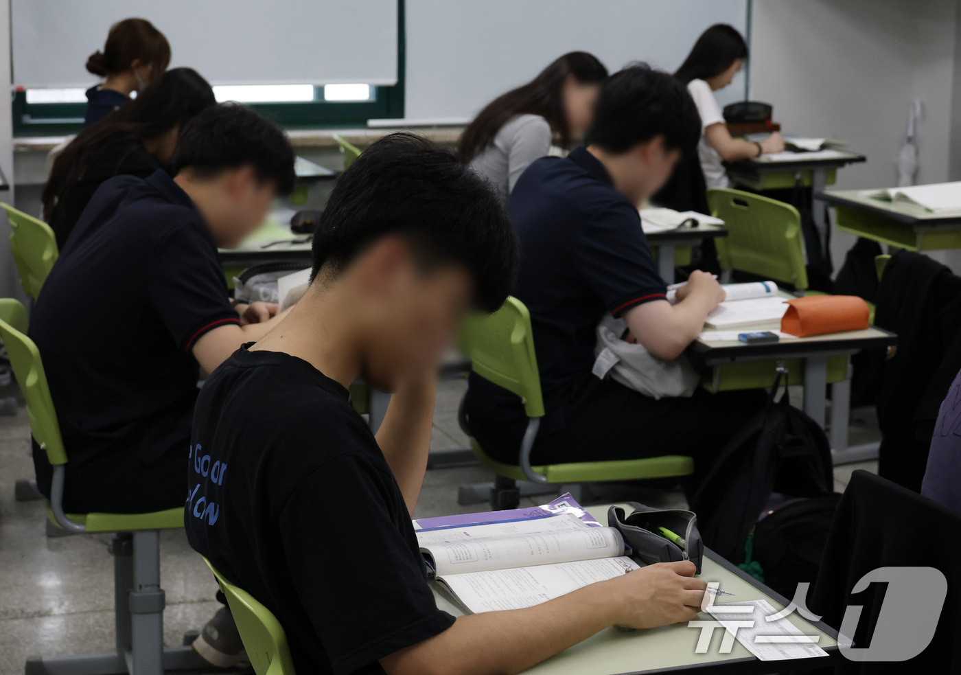 (서울=뉴스1) 사진공동취재단 = 2027학년도 대학수학능력시험 9월 모의평가 시행일인 2일 오전 서울 광진구 광남고등학교에서 수험생들이 시험 준비를 하고 있다. 2026.9.2/ …