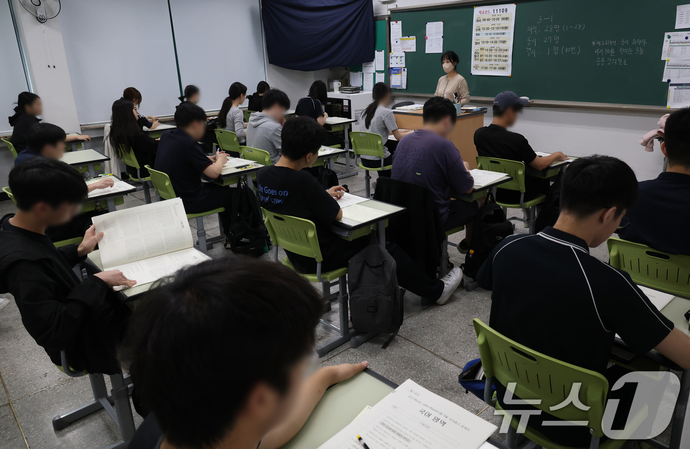 (서울=뉴스1) 사진공동취재단 = 2027학년도 대학수학능력시험 9월 모의평가 시행일인 2일 오전 서울 광진구 광남고등학교에서 수험생들이 시험 준비를 하고 있다. 2026.9.2/ …