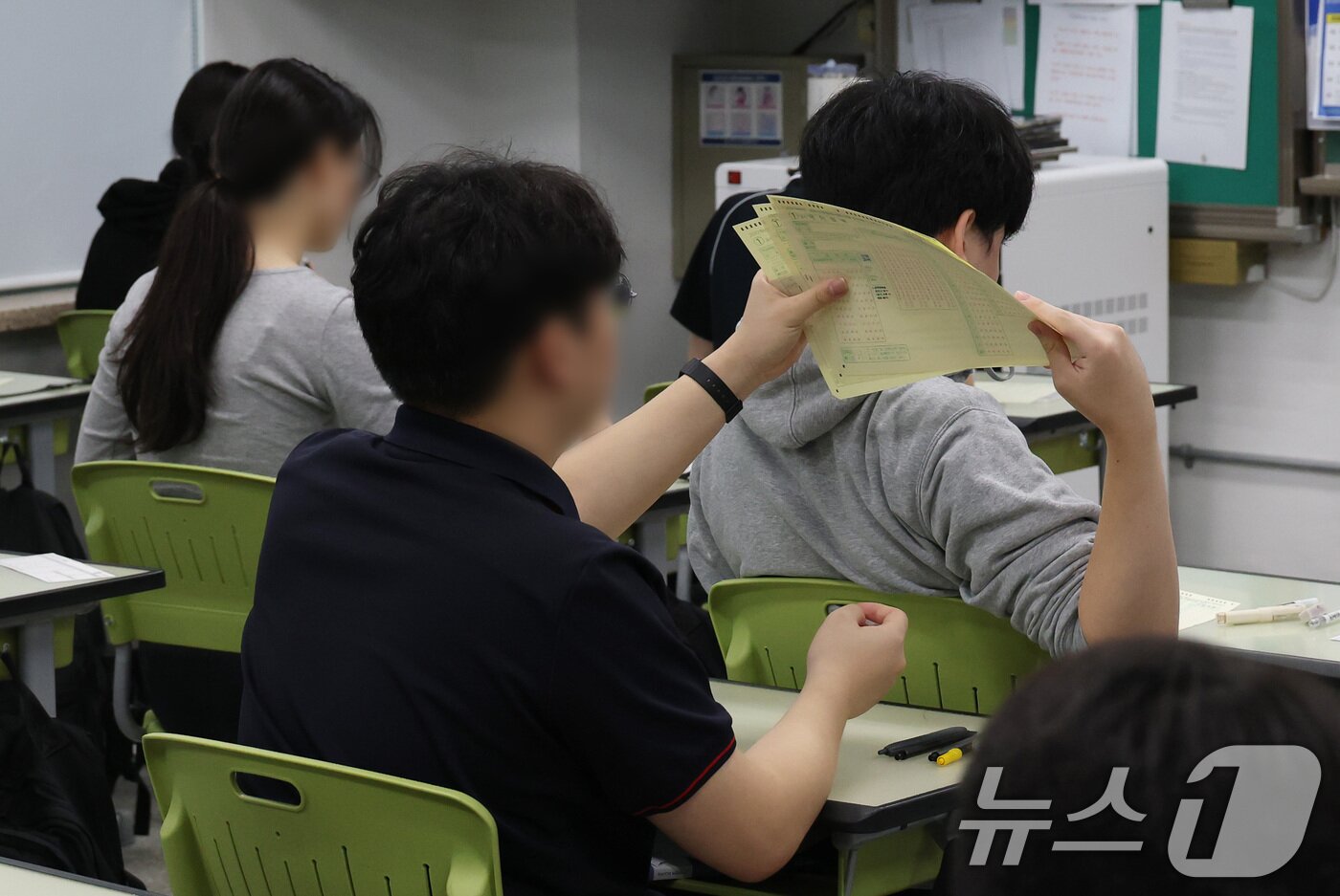 본문 이미지 - 2027학년도 대학수학능력시험 9월 모의평가 시행일인 2일 오전 서울 광진구 광남고등학교에서 수험생들이 시험 준비를 하고 있다. 2026.9.2 ⓒ 뉴스1 사진공동취재단