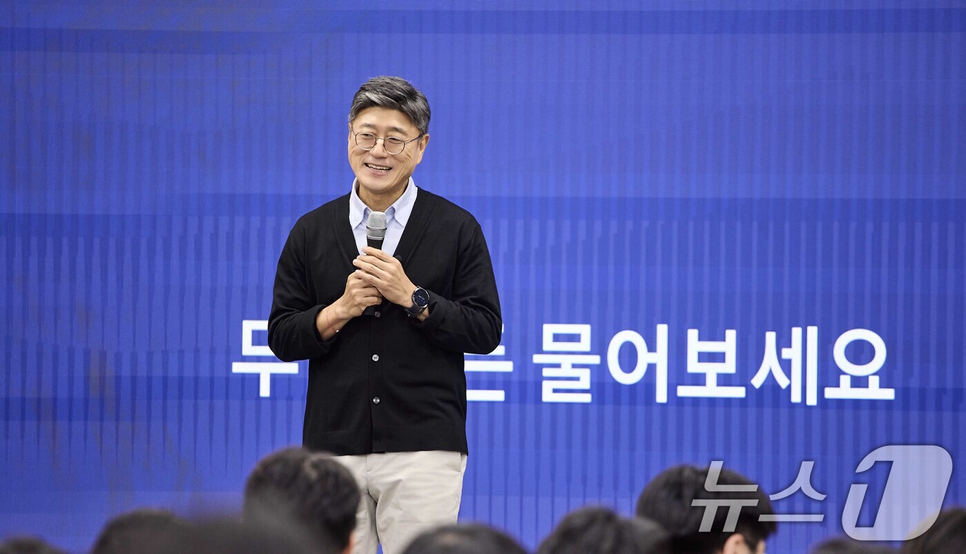 (서울=뉴스1) = 정재헌 SK텔레콤 CEO가 지난 1일 서울 관악구 서울대학교에서 대학(원)생 약 300명을 대상으로 ‘AI 시대의 선택과 기회’ 특강 후 질의응답을 하고 있다. …