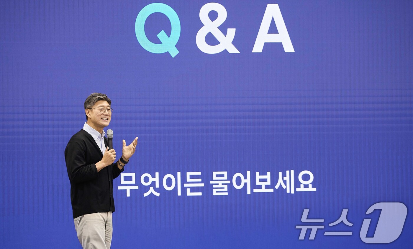 (서울=뉴스1) = 정재헌 SK텔레콤 CEO가 지난 1일 서울 관악구 서울대학교에서 대학(원)생 약 300명을 대상으로 ‘AI 시대의 선택과 기회’ 특강 후 질의응답을 하고 있다. …