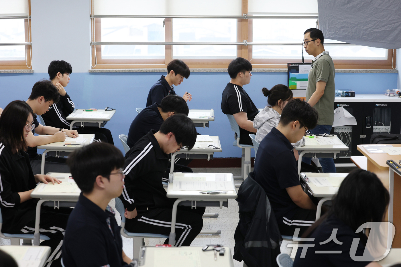 (화성=뉴스1) 김영운 기자 = 2일 경기 화성시 동탄구 동탄고등학교에서 3학년 학생들이 2027학년도 대학수학능력시험 9월 모의평가를 치르고 있다. 2026.9.2/뉴스1