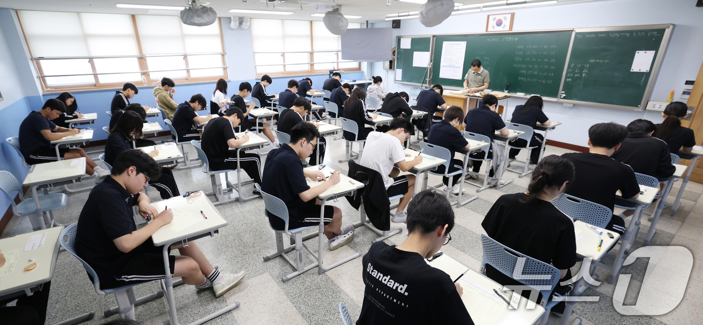 (화성=뉴스1) 김영운 기자 = 2일 경기 화성시 동탄구 동탄고등학교에서 3학년 학생들이 2027학년도 대학수학능력시험 9월 모의평가를 치르고 있다. 2026.9.2/뉴스1