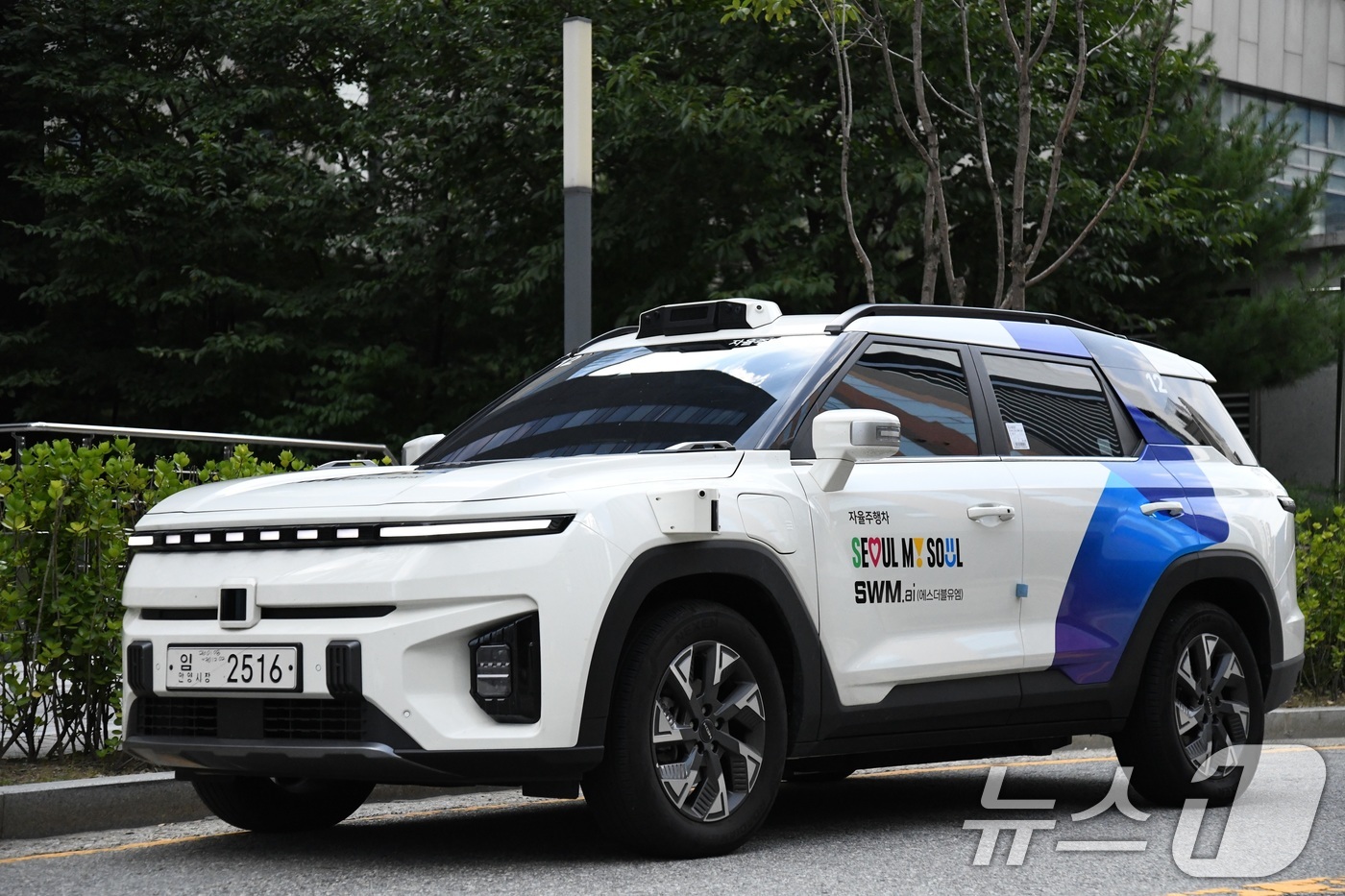 (서울=뉴스1) = KG 모빌리티는 서울시 주관의 구역형 로보택시 서비스 ‘강남 심야 자유율주행택시’ 사업에 코란도 EV 모델에 이어 SWM.ai(에스더블유엠)과 협력해 자율주행 …