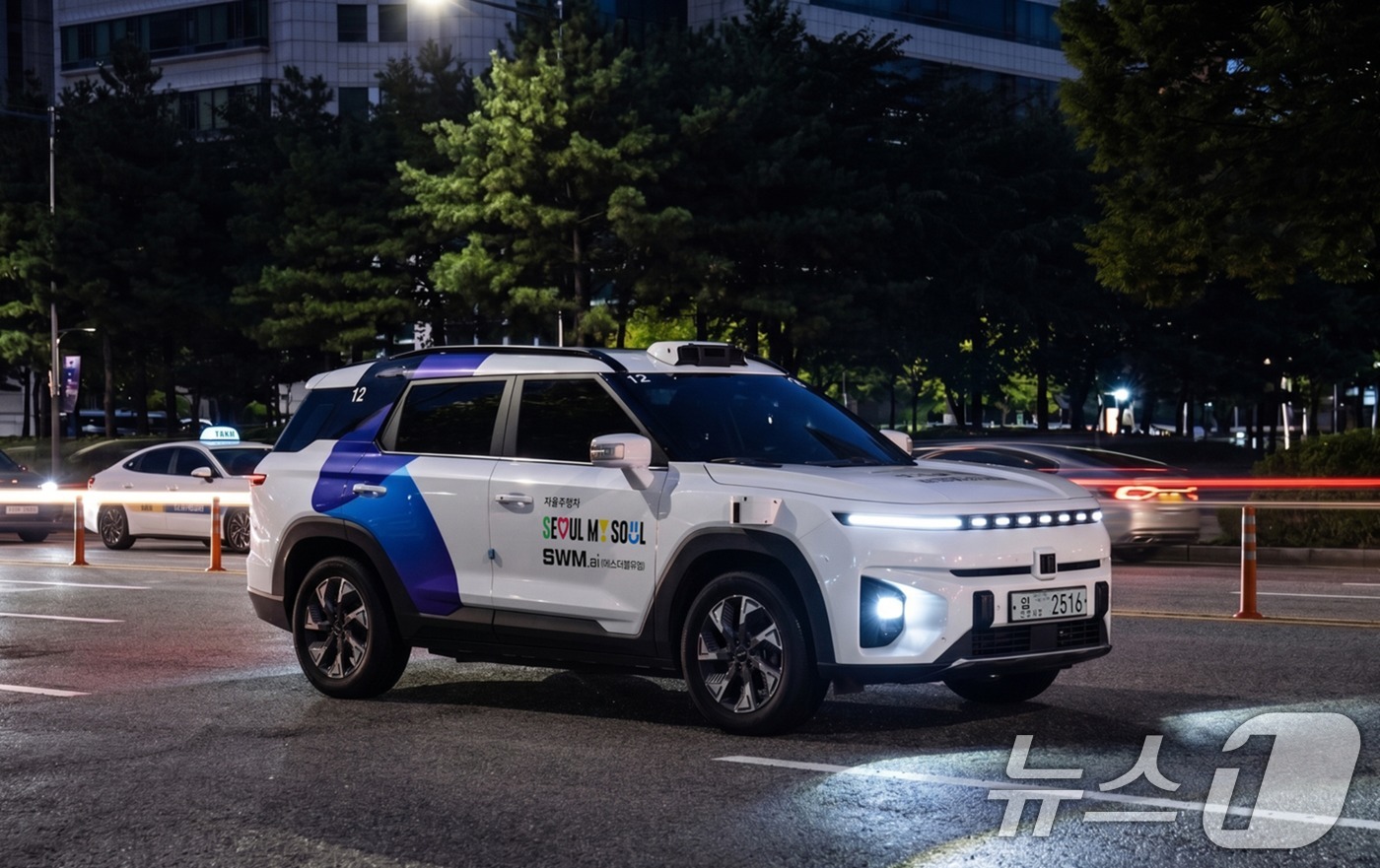 (서울=뉴스1) = KG 모빌리티는 서울시 주관의 구역형 로보택시 서비스 ‘강남 심야 자유율주행택시’ 사업에 코란도 EV 모델에 이어 SWM.ai(에스더블유엠)과 협력해 자율주행 …