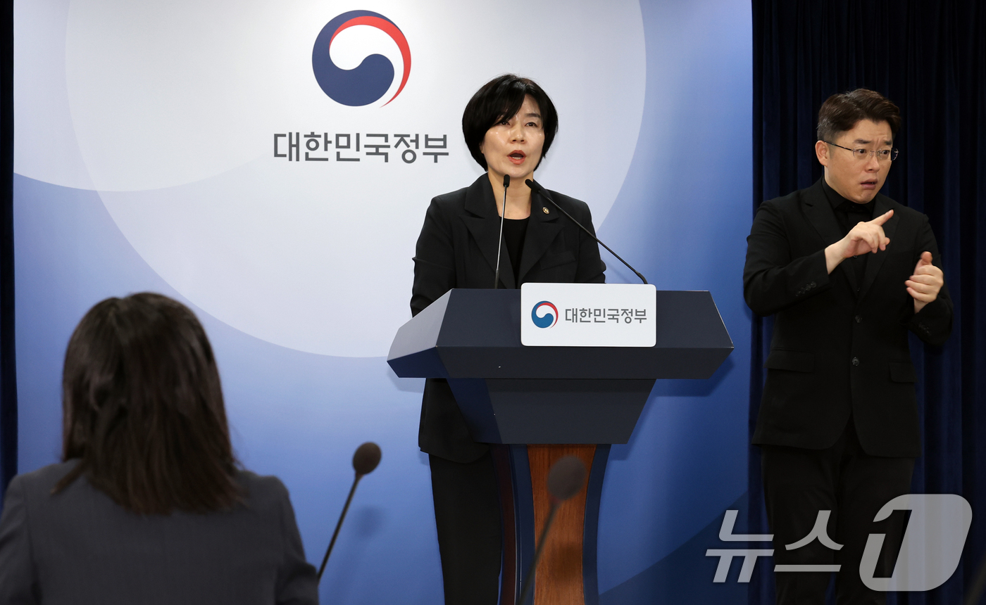 (서울=뉴스1) 이종덕 기자 = 현수엽 보건복지부 차관이 2일 서울 종로구 정부서울청사에서 아동학대 예방 및 대응 보완 대책 브리핑 하고 있다. 이번 대책은 최근 천안에서 발생한 …