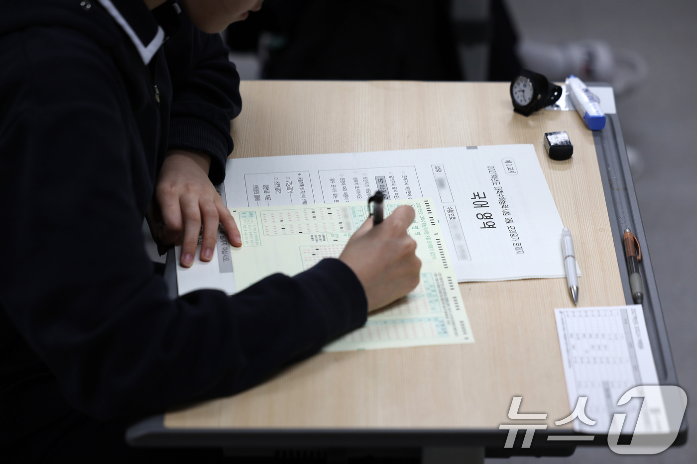 (대구=뉴스1) 공정식 기자 = 2027학년도 대학수학능력시험을 앞두고 9월 모의평가가 치러진 2일 대구 수성구 대구남산고 고3 학생이 수험생 정보를 적고 있다. 2026.9.2/ …