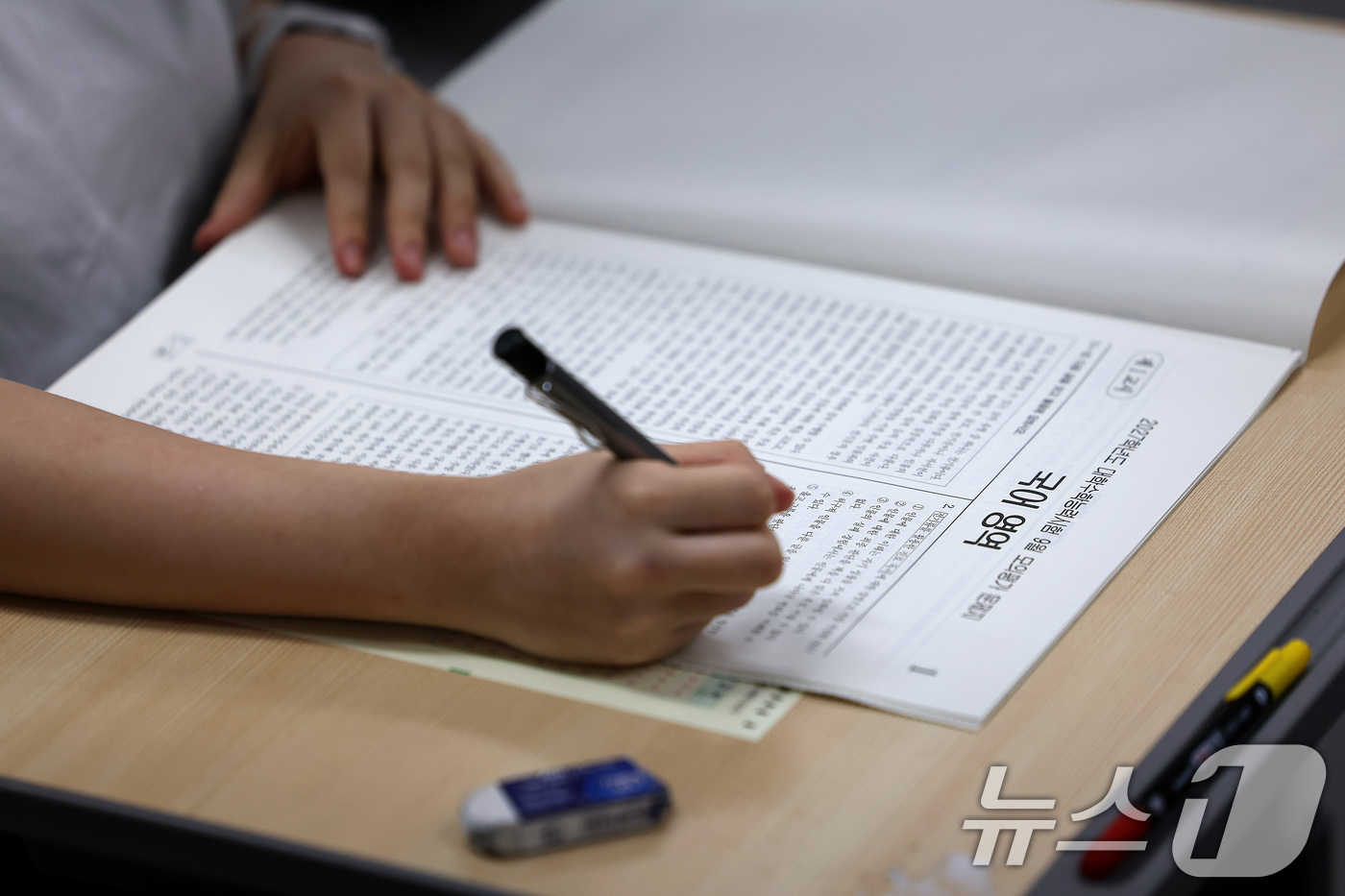 (대구=뉴스1) 공정식 기자 = 2027학년도 대학수학능력시험을 앞두고 9월 모의평가가 치러진 2일 대구 수성구 대구남산고 고3 학생들이 시험을 준비하고 있다. 2026.9.2/뉴 …