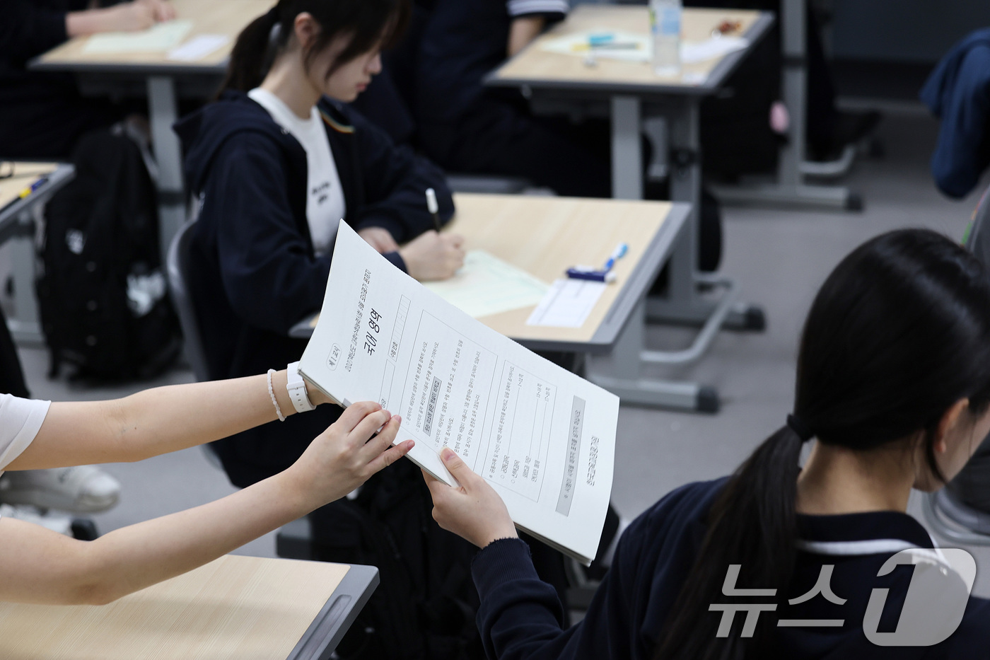 (대구=뉴스1) 공정식 기자 = 2027학년도 대학수학능력시험을 앞두고 9월 모의평가가 치러진 2일 대구 수성구 대구남산고 고3 학생들이 문제지를 받고 있다. 2026.9.2/뉴스 …