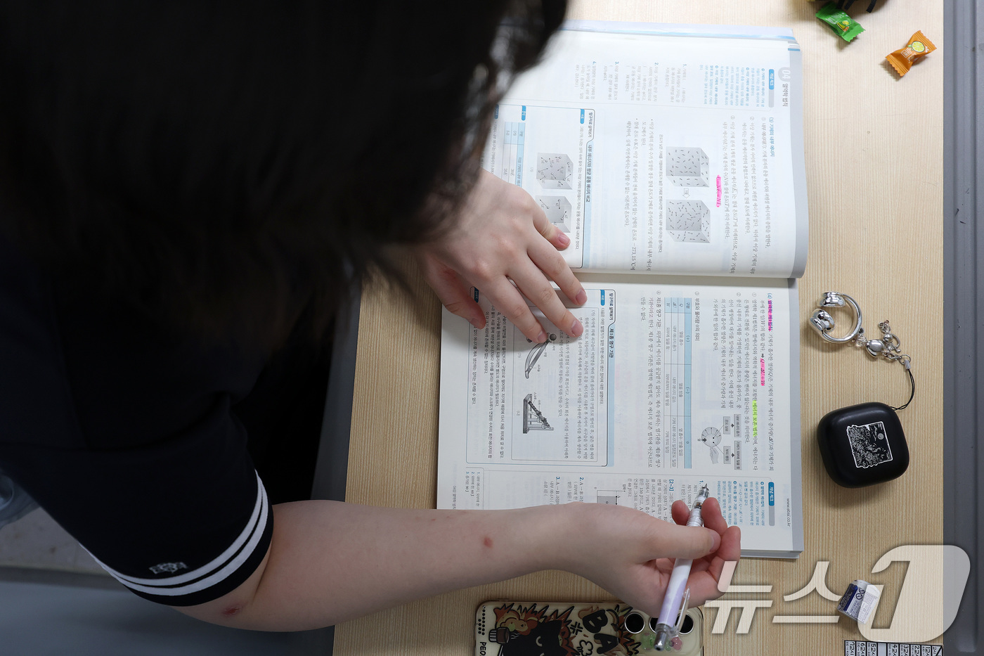 (대구=뉴스1) 공정식 기자 = 2027학년도 대학수학능력시험을 앞두고 9월 모의평가가 치러진 2일 대구 수성구 대구남산고 고3 학생들이 막바지 시험공부를 하고 있다. 2026.9 …