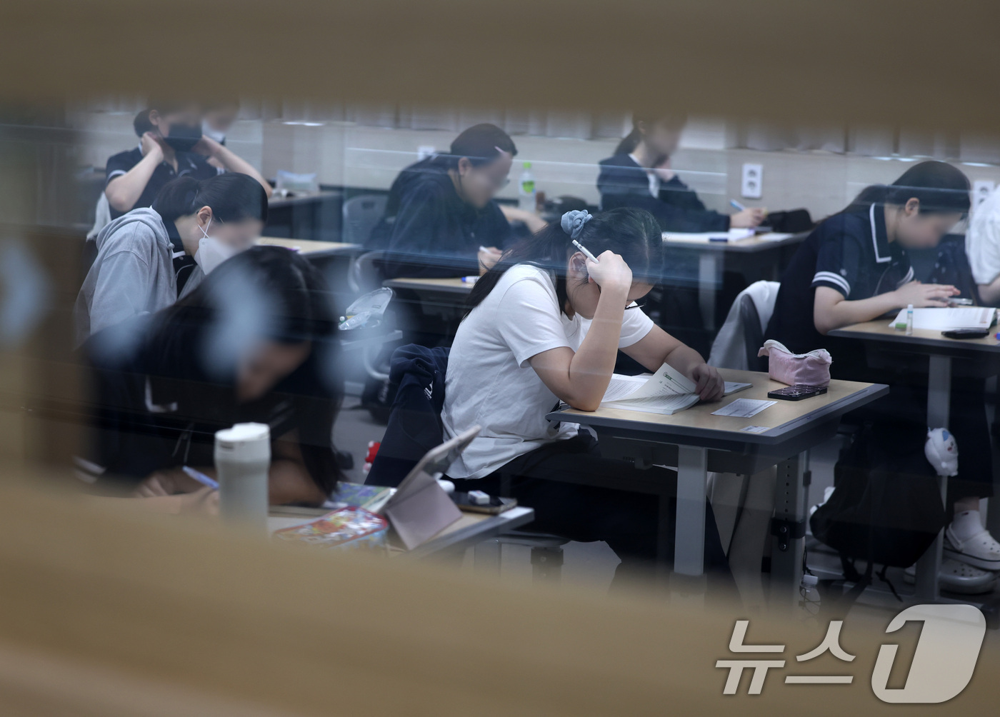 (대구=뉴스1) 공정식 기자 = 2027학년도 대학수학능력시험을 앞두고 9월 모의평가가 치러진 2일 대구 수성구 대구남산고 고3 학생들이 막바지 시험공부를 하고 있다. 2026.9 …