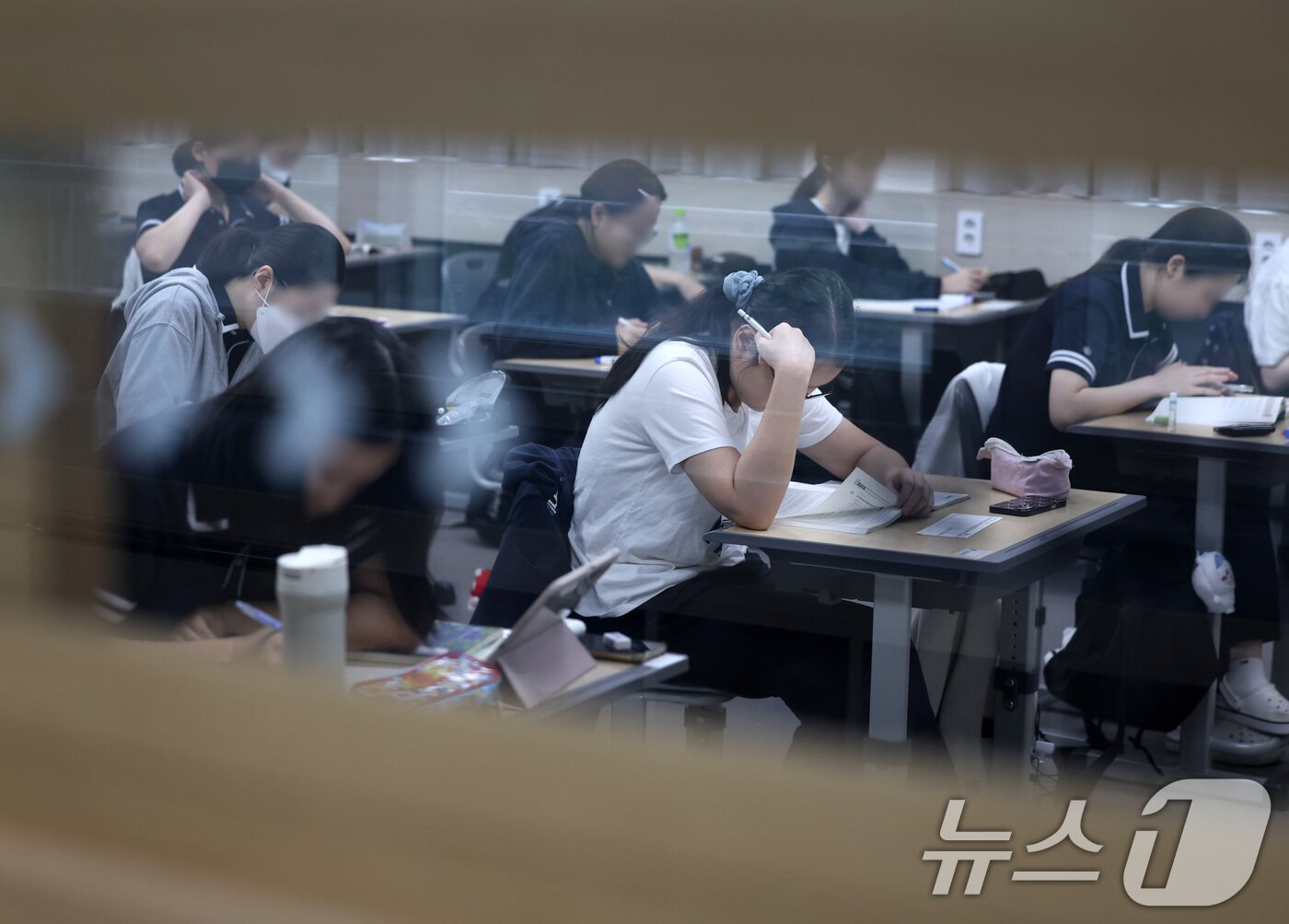 본문 이미지 - 2027학년도 대학수학능력시험을 앞두고 9월 모의평가가 치러진 2일 대구 수성구 대구남산고 고3 학생들이 막바지 시험공부를 하고 있다. 2026.9.2 ⓒ 뉴스1 공정식 기자